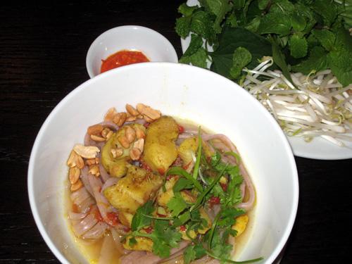 10 q1 Hương vị mì quảng cá lóc ở Sài Gòn