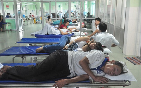 Hàng chục người bị ngộ độc đang nằm điều trị tại Bệnh viện đa khoa Vĩnh Đức
