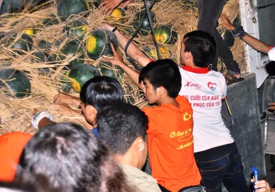 Dưa được các bạn tình nguyện viên vận chuyển từ Quảng Nam vào TP HCM đễ nhờ hỗ trợ.