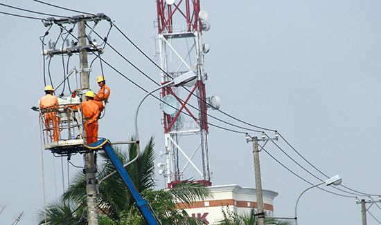 Công nhân Công ty Điện lực Quảng Nam kiểm tra hệ thống điện chiếu sáng trên các tuyến đường nội thị Tam Kỳ.