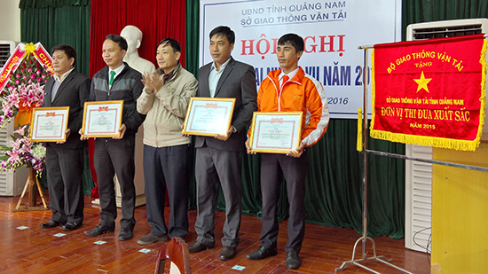 Lãnh đạo Sở GTVT tặng giấy khen cho Mai Linh Hội An về thành tích ATGT năm 2015.