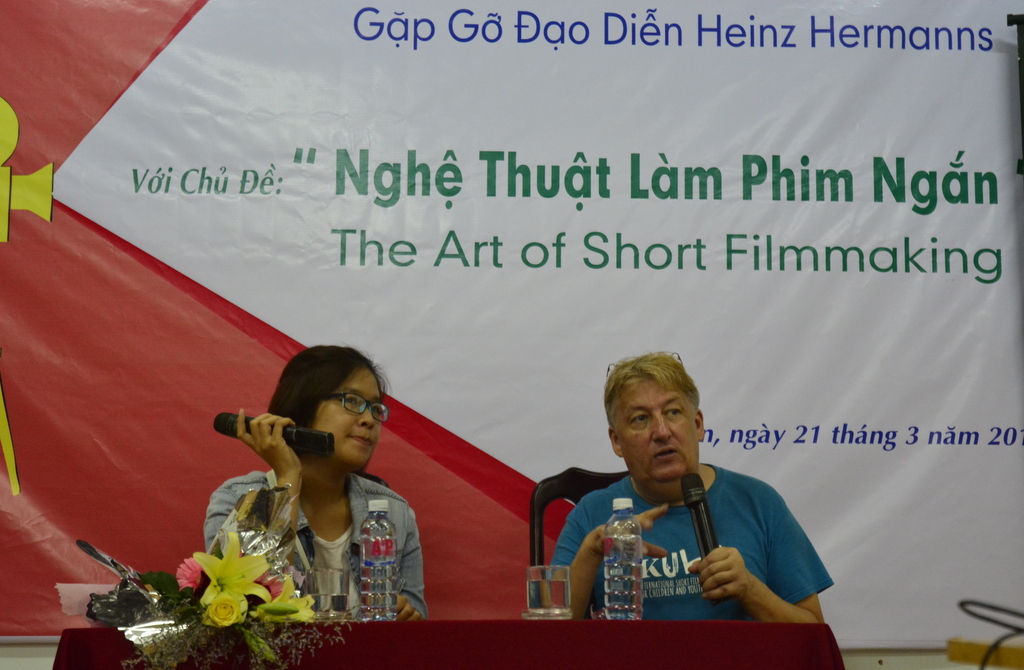 Đạo diễn Heinz Hermanns (bìa phải) nói về nghệ thuật làm phim ngắn. Ảnh: XUÂN KHÁNH