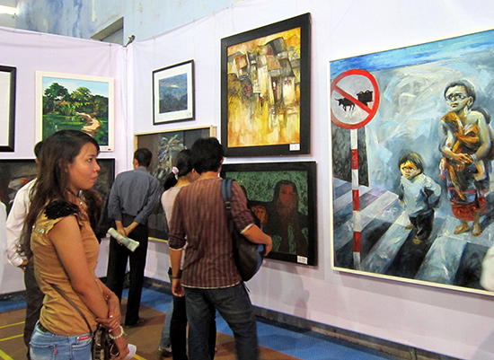 Triển lãm mỹ thuật Quảng Nam lần thứ II năm 2015 thu hút khá đông khán giả thưởng lãm. ảnh: P.C.A.