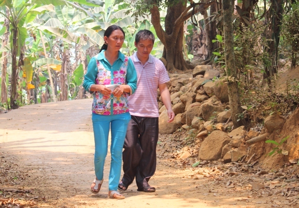 Hai vợ chồng Việt - Trung về thăm quê hương Hiệp Đức. Ảnh: VĂN HÀO