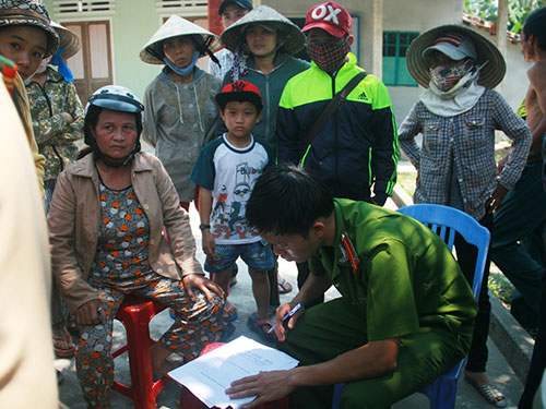 Công an huyện Thăng Bình có mặt lập biên bản sự việc, giải thích cho gia đình...